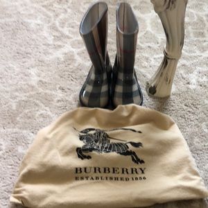 Toddler Burberry rain boots SZ 6/7